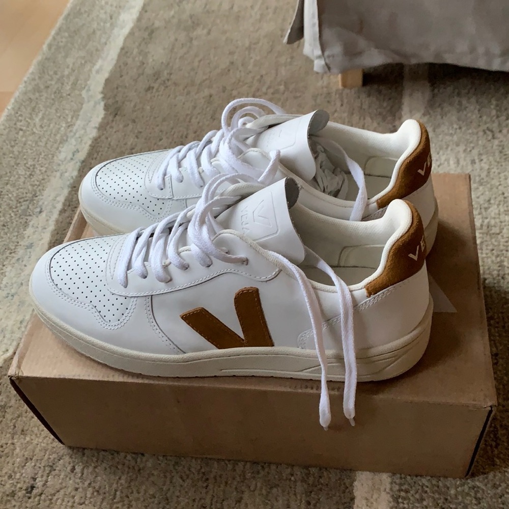 Veja V-10 sneaker NWT